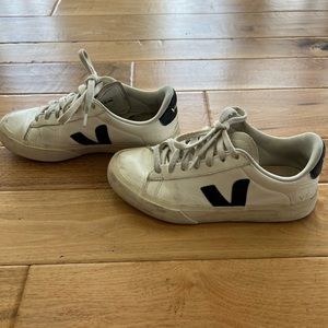 Vegas sneaker size 6